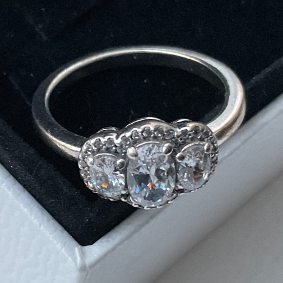 - Pandora three stones crown ring - Picture 1 of 5